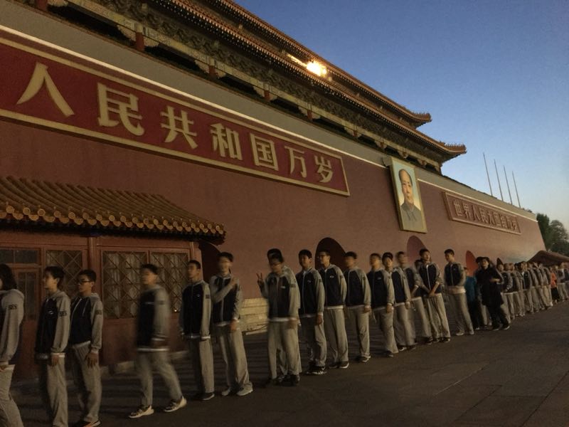 观礼台上看升旗 学子心内觉自豪