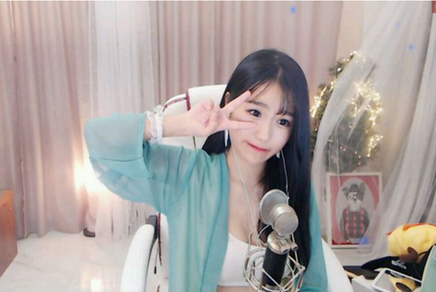 斗鱼第一歌姬深深儿独创SHV舞爆红 引男粉