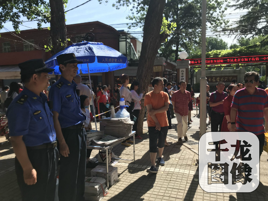 6月7日，北京市朝阳区和平街街道城管、志愿者在和平街第一中学设立的“城管高考爱心服务站”