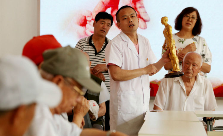 在职党员回社区 空巢老人享幸福