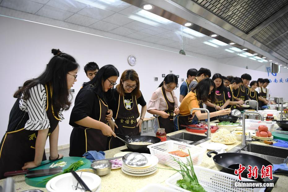 高校开设&ldquo;美食课&rdquo; 学生吃着火锅就能修学分