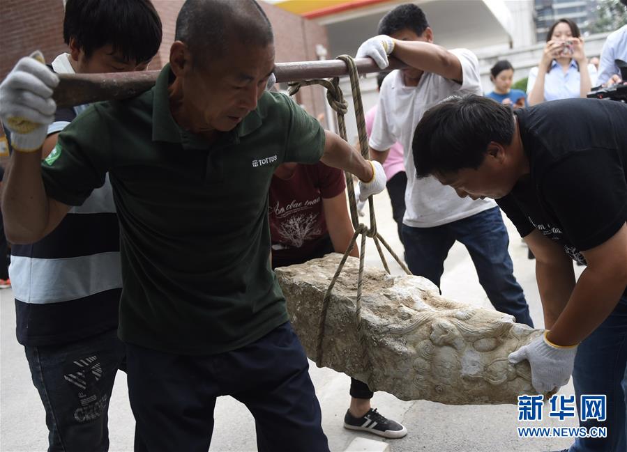 　　6月12日，工人将汉白玉螭头从北京海淀区清河街道办事处搬上车，准备运回圆明园。当日，圆明园流散文物回归仪式在北京海淀区清河街道办事处举行，四件出土文物汉白玉螭头重归圆明园大家庭。这四件汉白玉螭头出土于清河一处工地，由市民杜泽宁发现并联络街道办事处保管。圆明园管理处在得知此事后，对文物展开现场鉴定，并与园内所存文物信息进行比对，确定这四件石制构件为圆明园流散文物汉白玉螭头。新华社记者罗晓光摄

