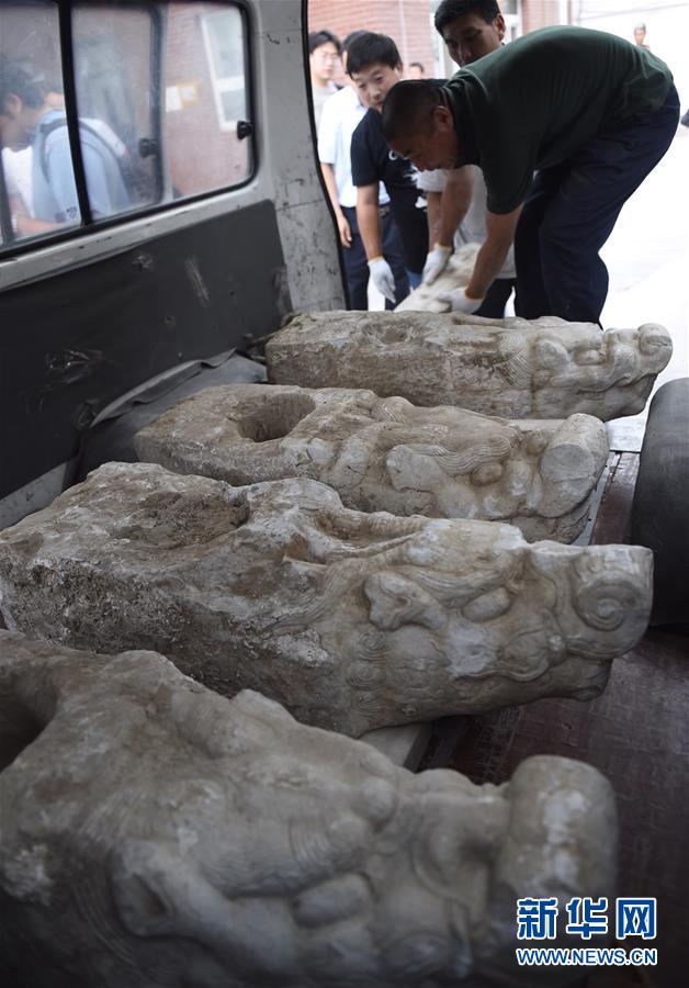 　　6月12日，工人将汉白玉螭头从北京海淀区清河街道办事处搬上车，准备运回圆明园。当日，圆明园流散文物回归仪式在北京海淀区清河街道办事处举行，四件出土文物汉白玉螭头重归圆明园大家庭。这四件汉白玉螭头出土于清河一处工地，由市民杜泽宁发现并联络街道办事处保管。圆明园管理处在得知此事后，对文物展开现场鉴定，并与园内所存文物信息进行比对，确定这四件石制构件为圆明园流散文物汉白玉螭头。新华社记者罗晓光摄


