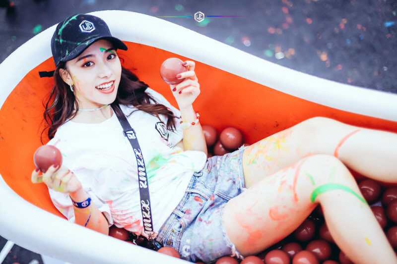 吴静怡现身上海大玩色彩创意 尽显朝气与活力
