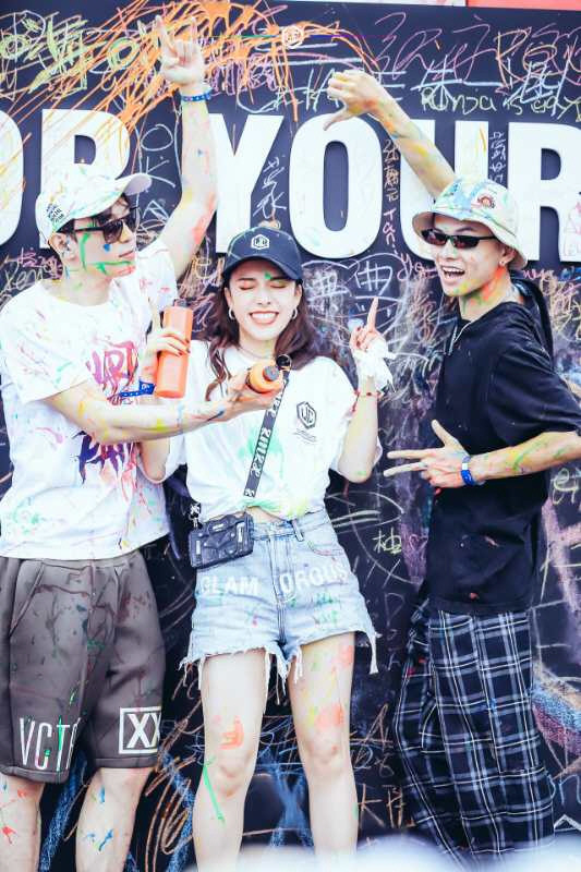 吴静怡现身上海大玩色彩创意 尽显朝气与活力