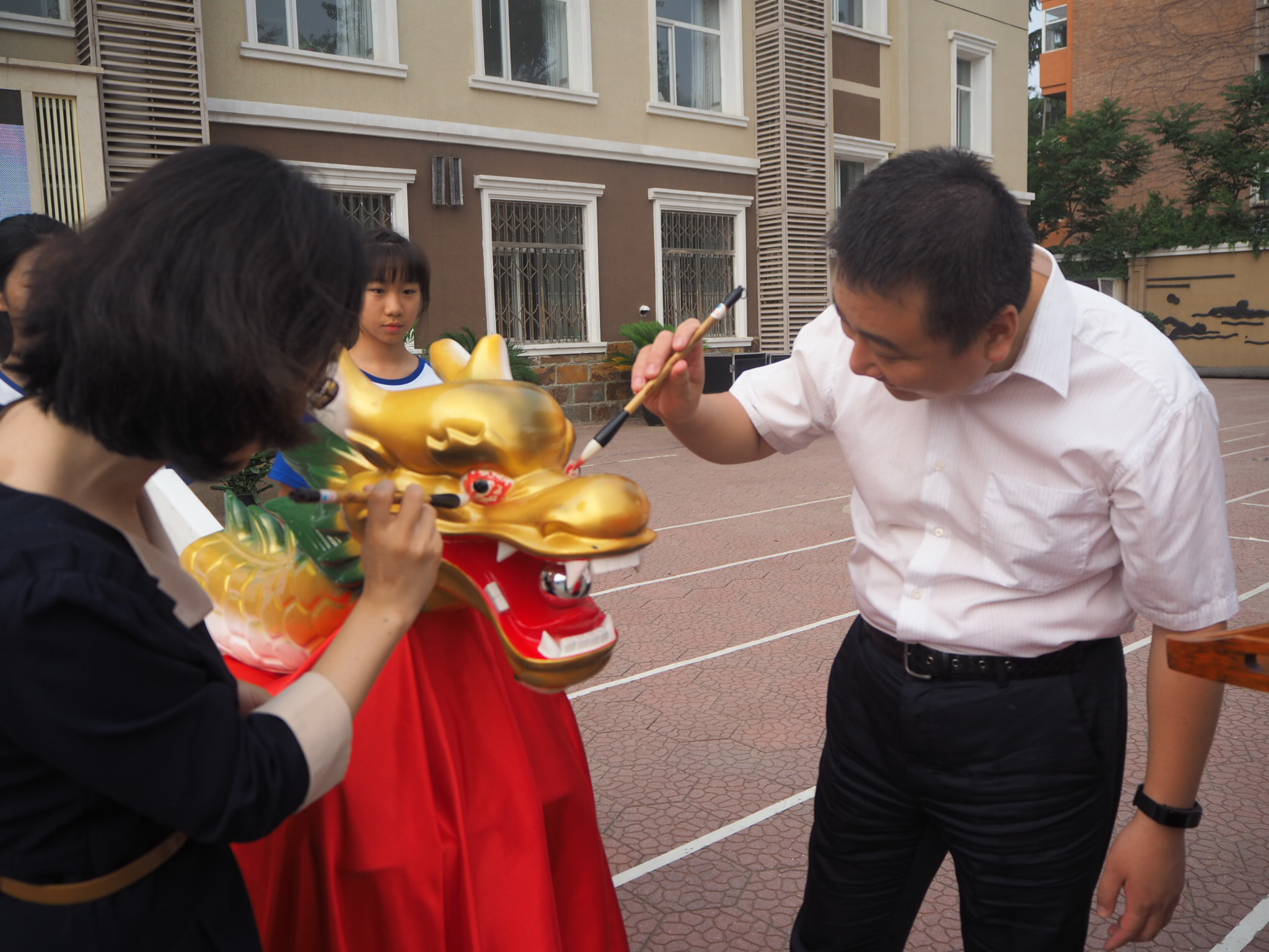 6月15日，丰台区第八中学举办端午民俗体验活动。图为丰台区教委主任张扬为龙头点睛。千龙网记者 陈晨摄