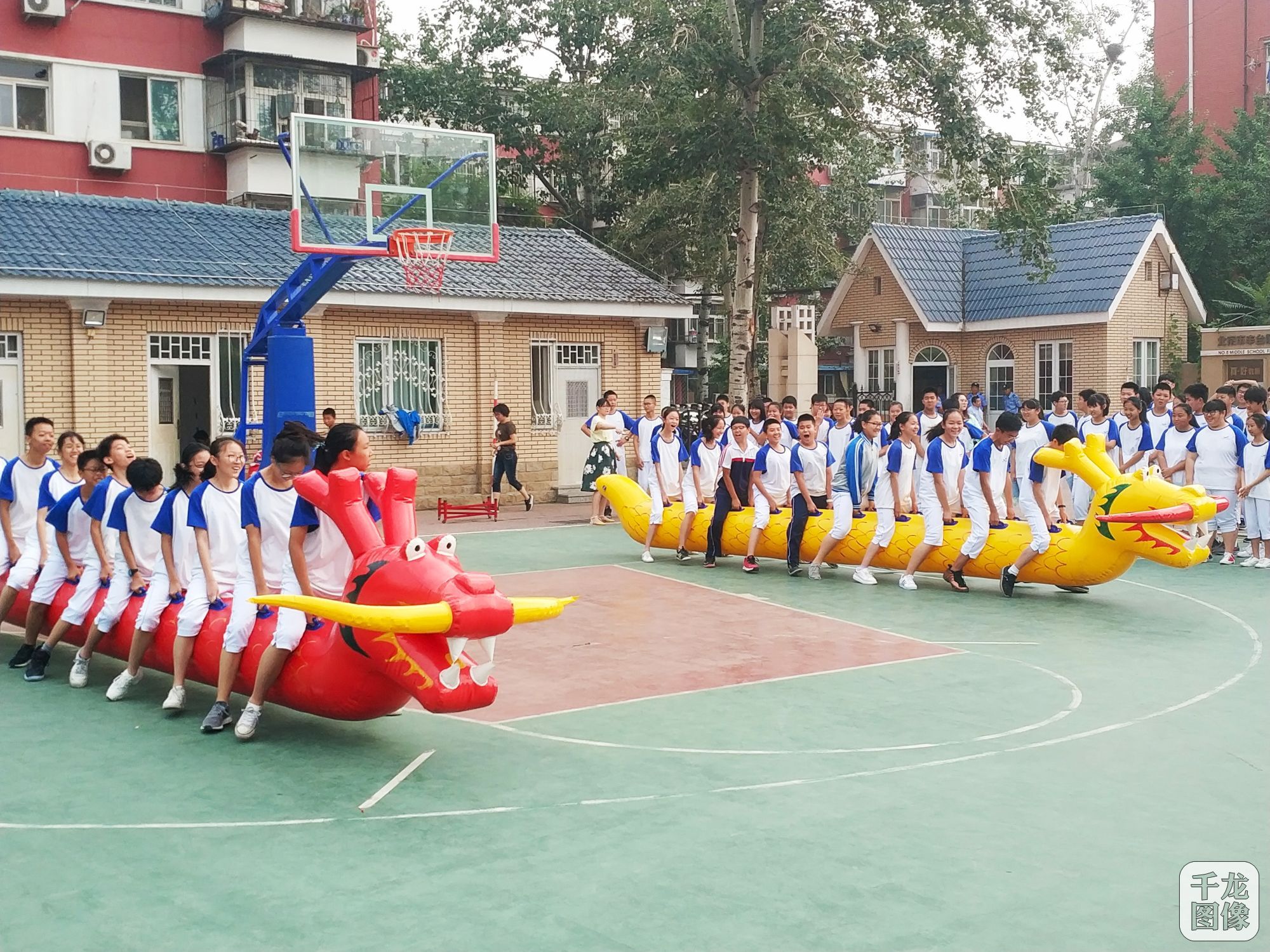 6月15日，丰台区第八中学举办端午民俗体验活动。图为学生进行龙舟比赛。千龙网记者 陈晨摄