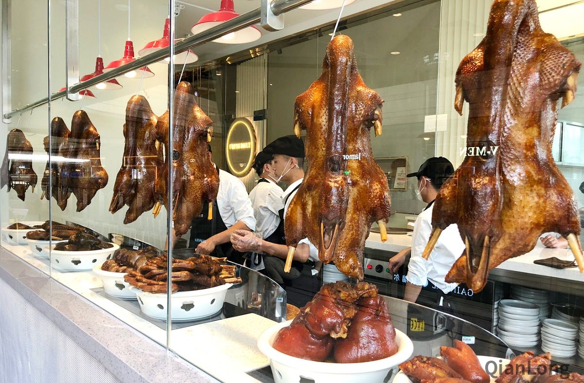 日日香鹅肉饭店里悬挂的整只卤鹅