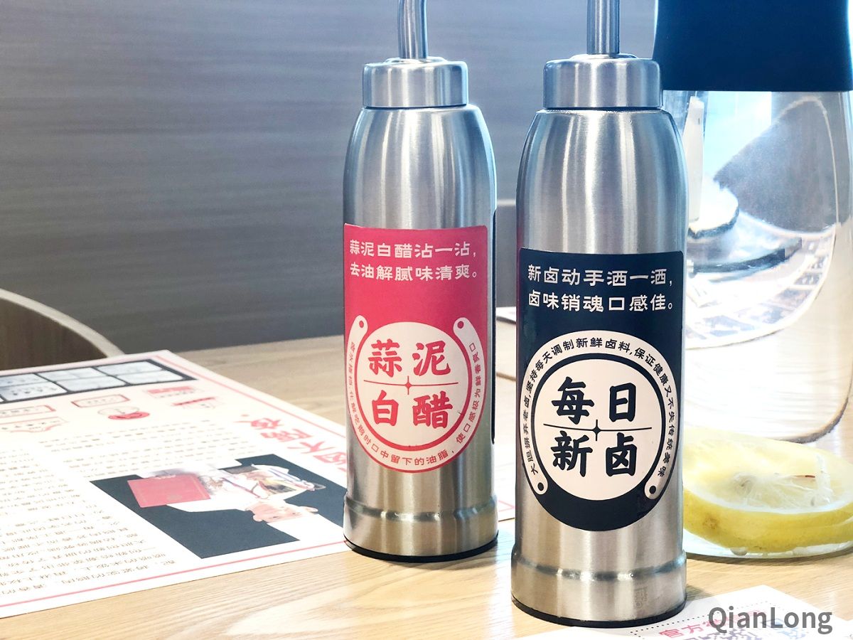 吃卤鹅所蘸取的卤汁和白醋