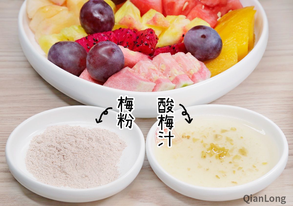 水果拼盘及食用时所蘸取的调味料