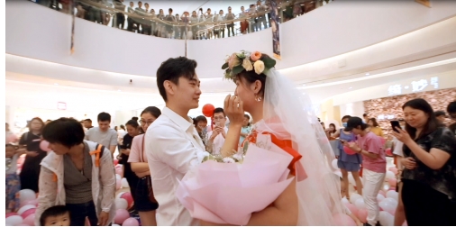 探探求婚事件感动路人，北京上演最美异地恋