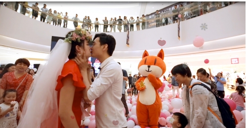 探探求婚事件感动路人，北京上演最美异地恋