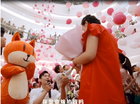 探探求婚事件感动路人，北京上演最美异地恋