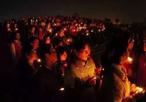  金华人为英雄烛光守夜。