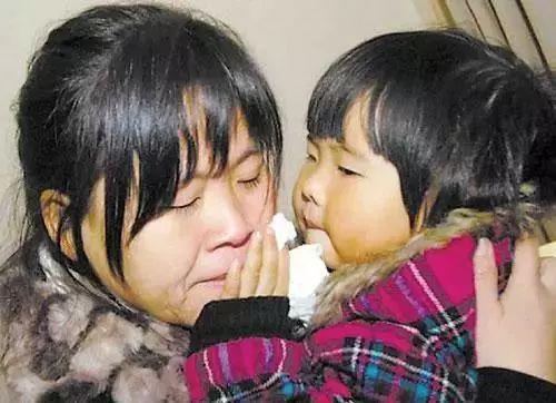  孟诗妍给妈妈擦眼泪。