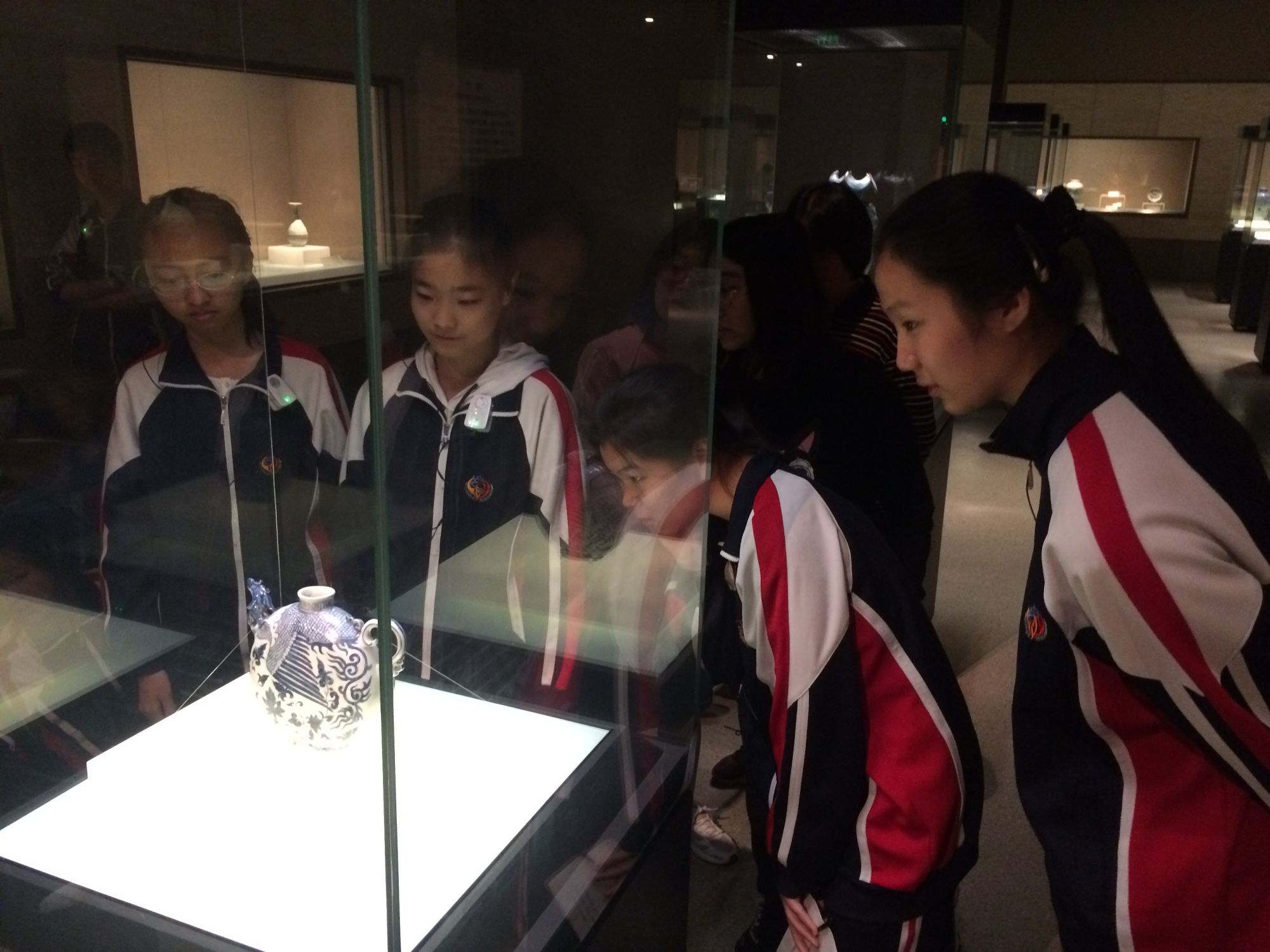 5 在老师引导下学生代表认真观察展品