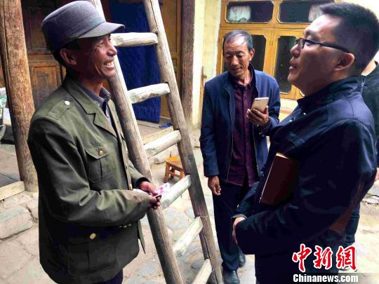 图为&ldquo;第一书记&rdquo;杨同业慰问贫困户。　李隽 摄