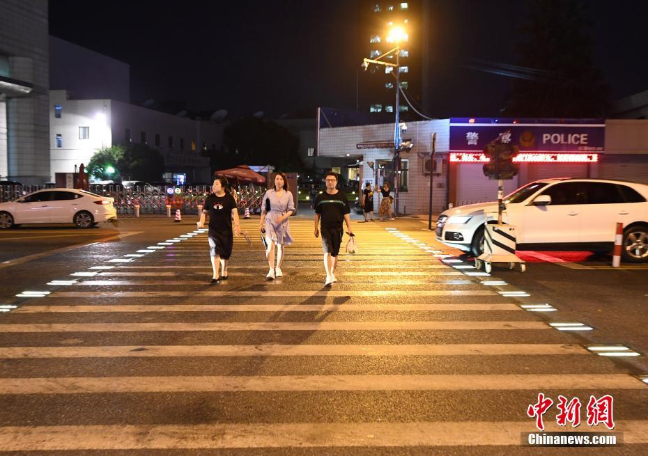 杭州街头斑马线为行人亮灯