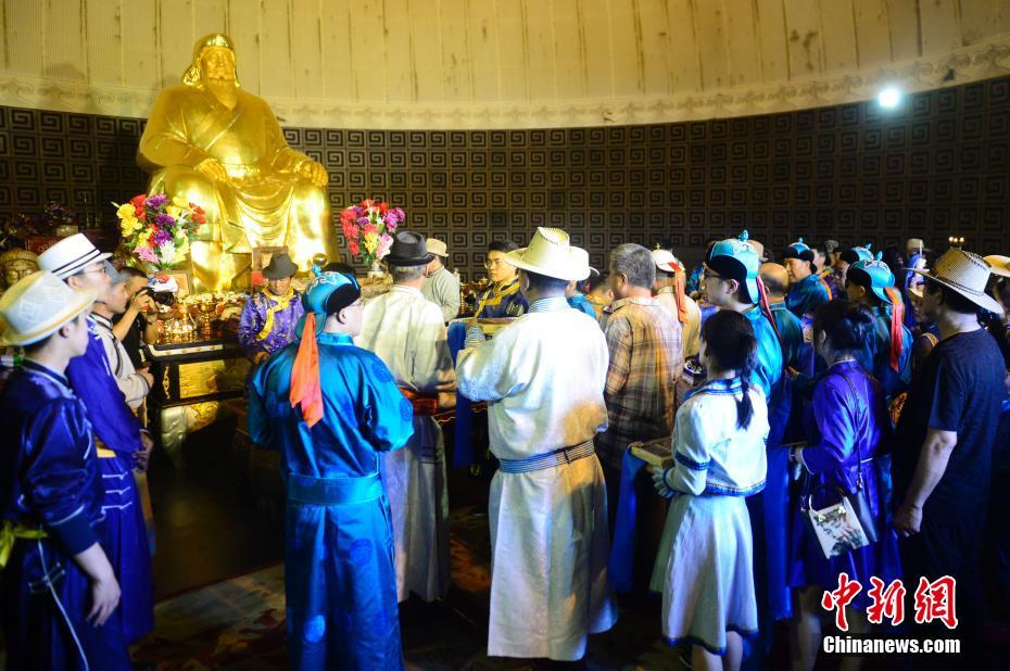 内蒙古举办祭祀成吉思汗大典