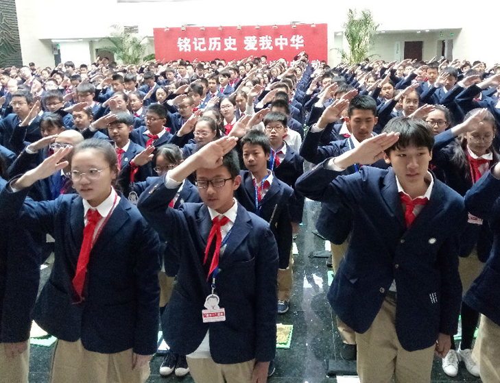 育英学校参观抗日战争纪念馆