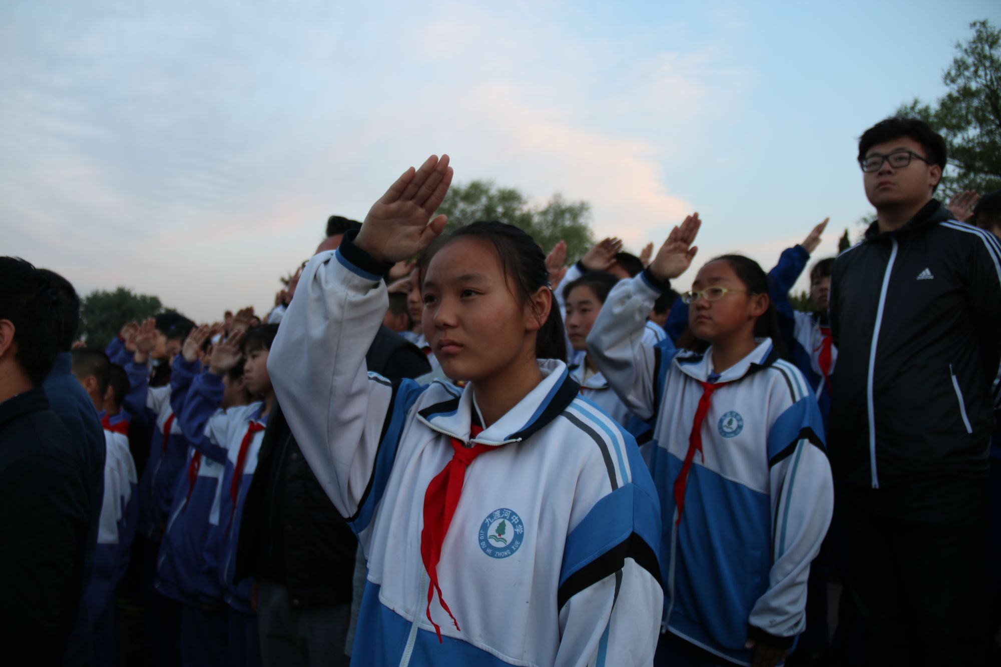九渡河中学初一学生参加升旗仪式