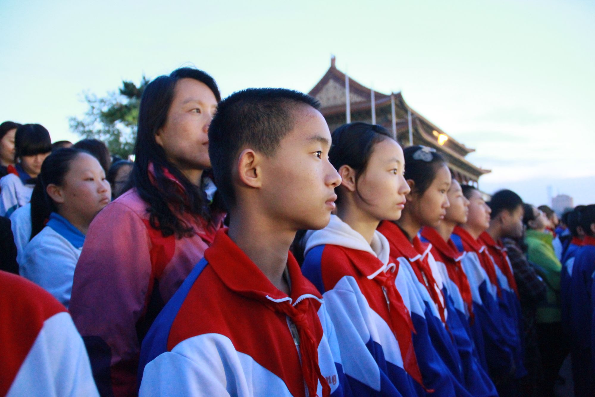 渤海中学观看升国旗仪式