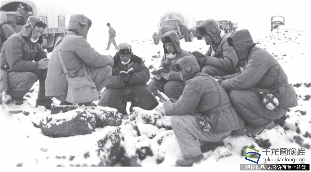 修建中尼公路的铁道兵指战员在施工间隙政治学习