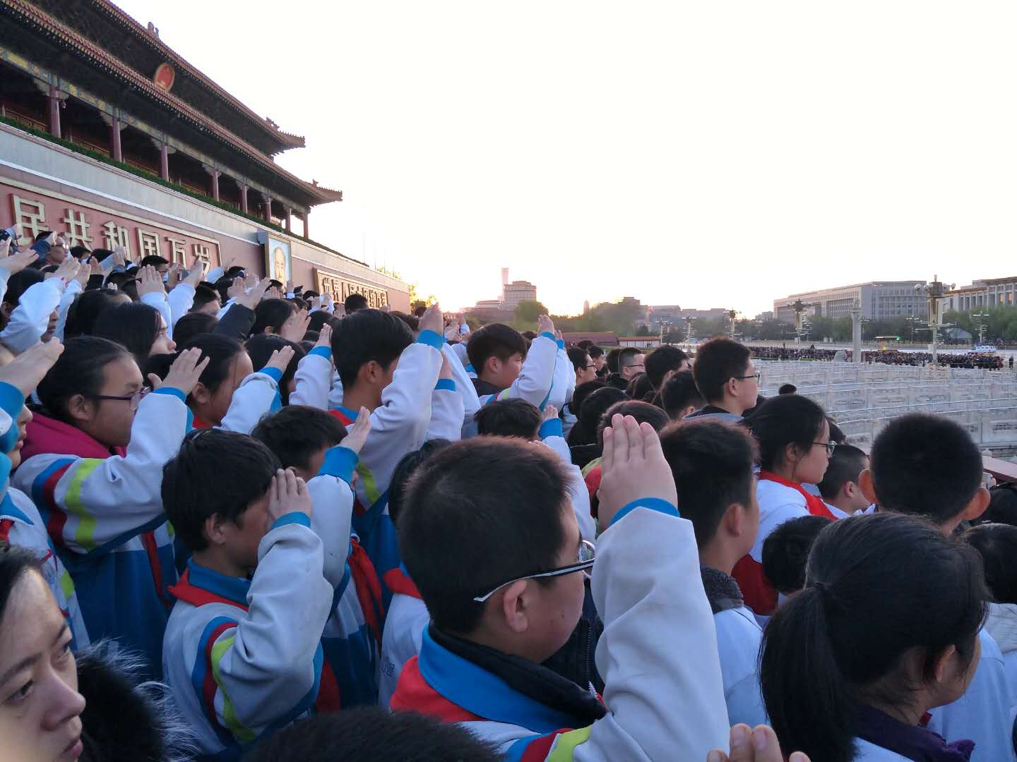 柴厂屯中学参加天安门升旗仪式