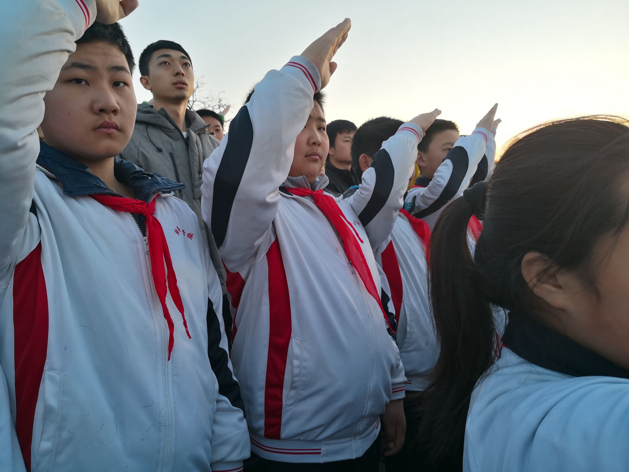 敬礼国旗 争当新时代中学生
