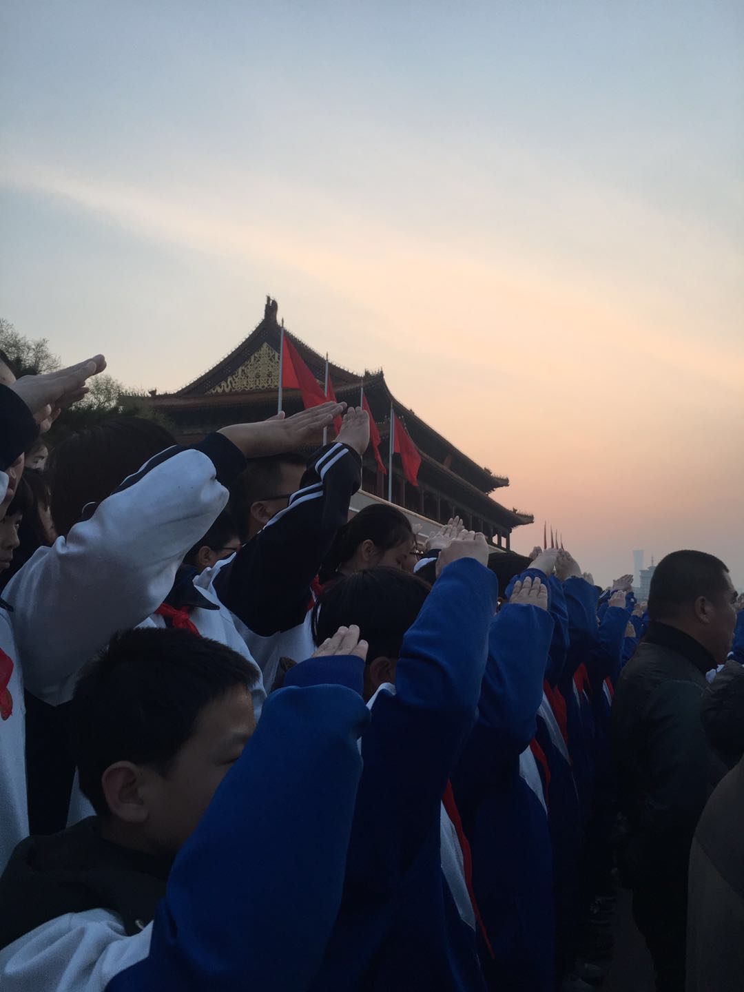 小务中学初一年级升天安门升旗