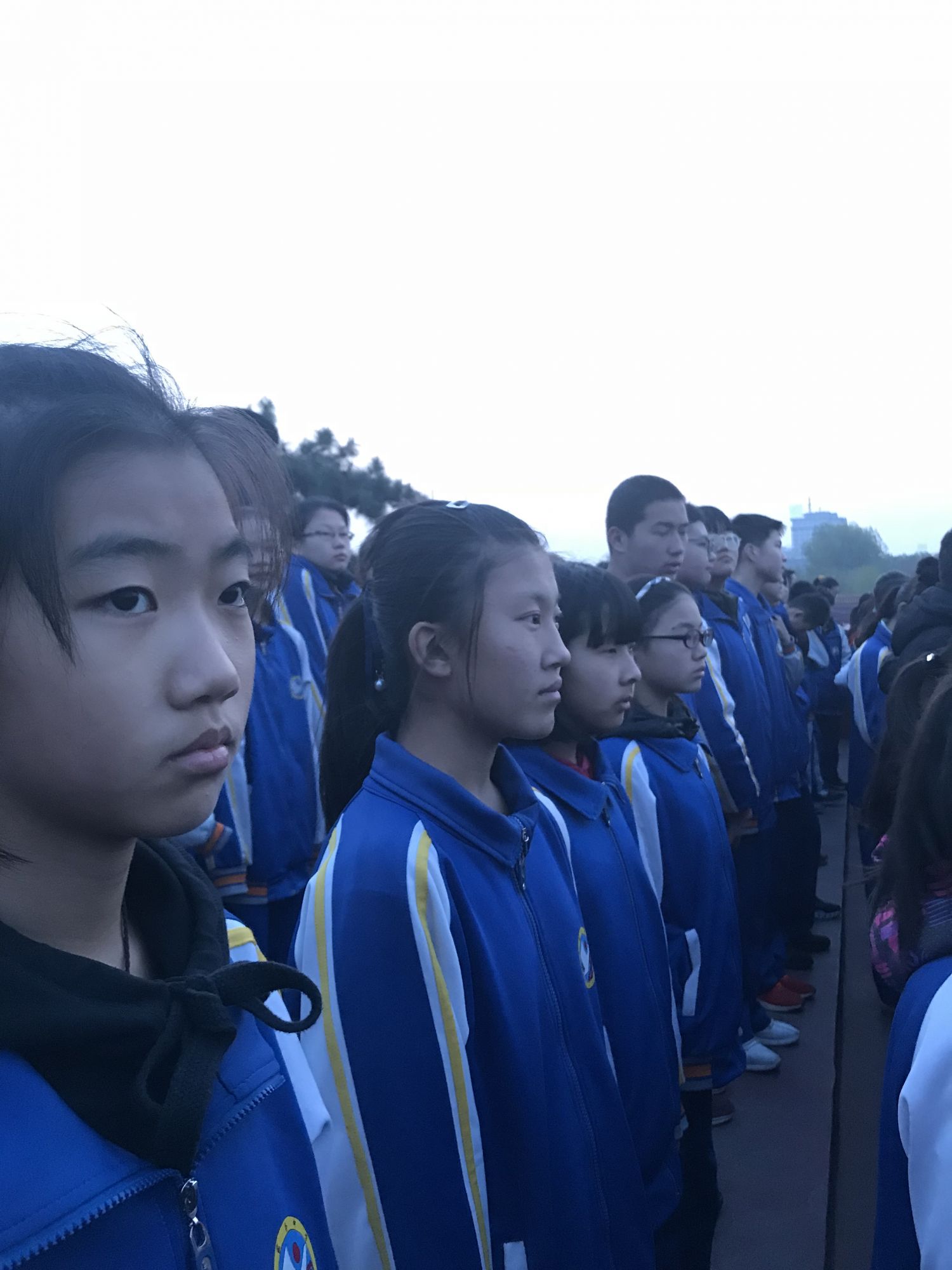看红旗冉冉升起  燃学子爱国之情