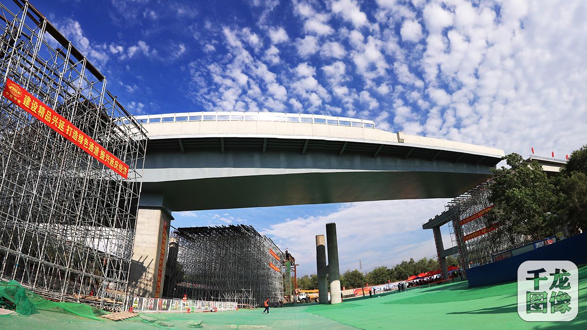 7月5日，位于兴延高速营城子互通立交桥区的兴延高速上跨京包铁路立交桥完成高空精准对接。图为完成同向顺时转体的立交桥。段学峰摄 千龙网发