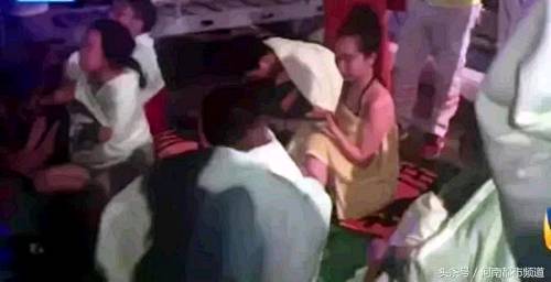 右边黄色衣服女孩为孟影。