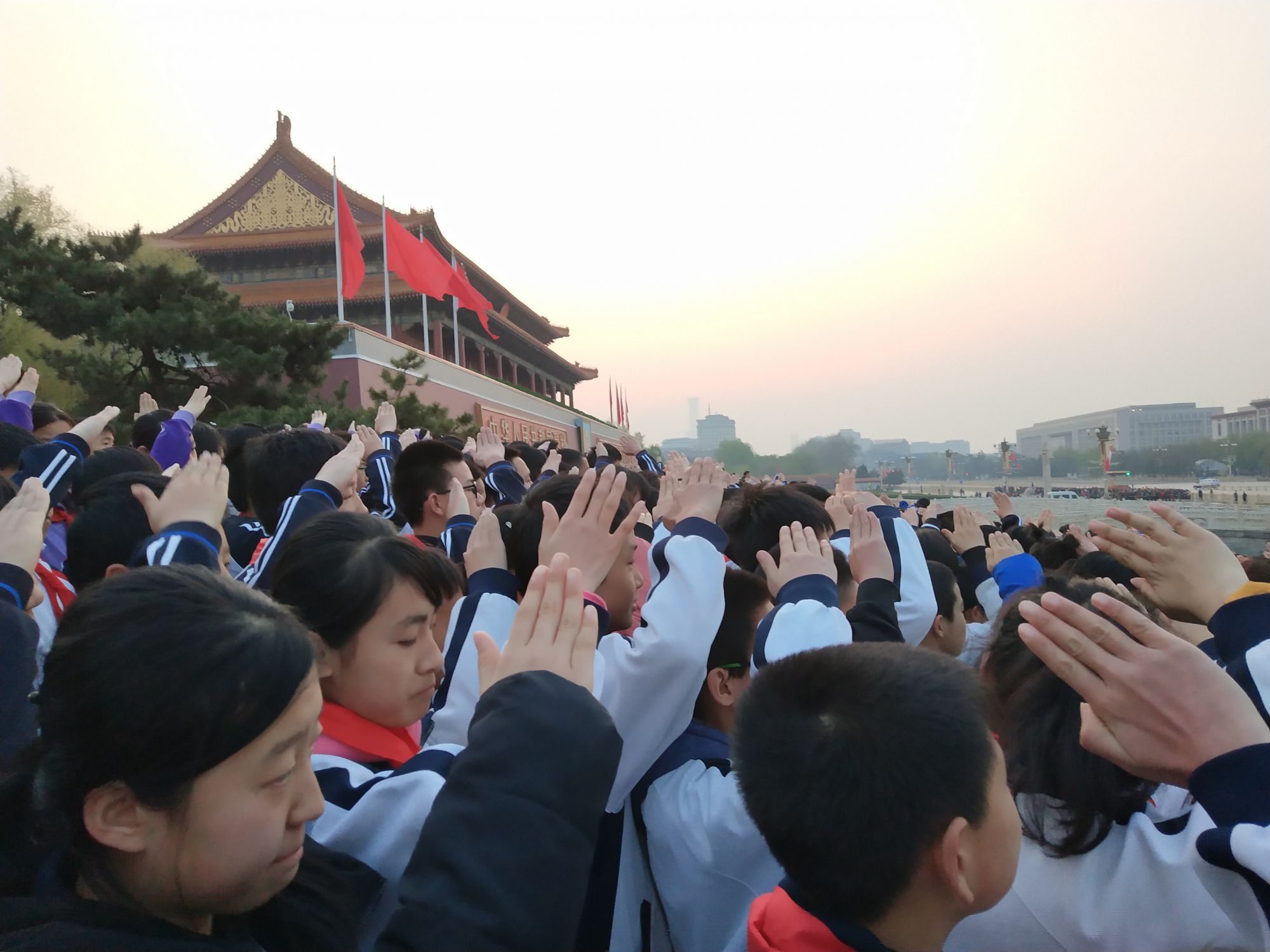 通州区觅子店中学观看天安门升旗仪式