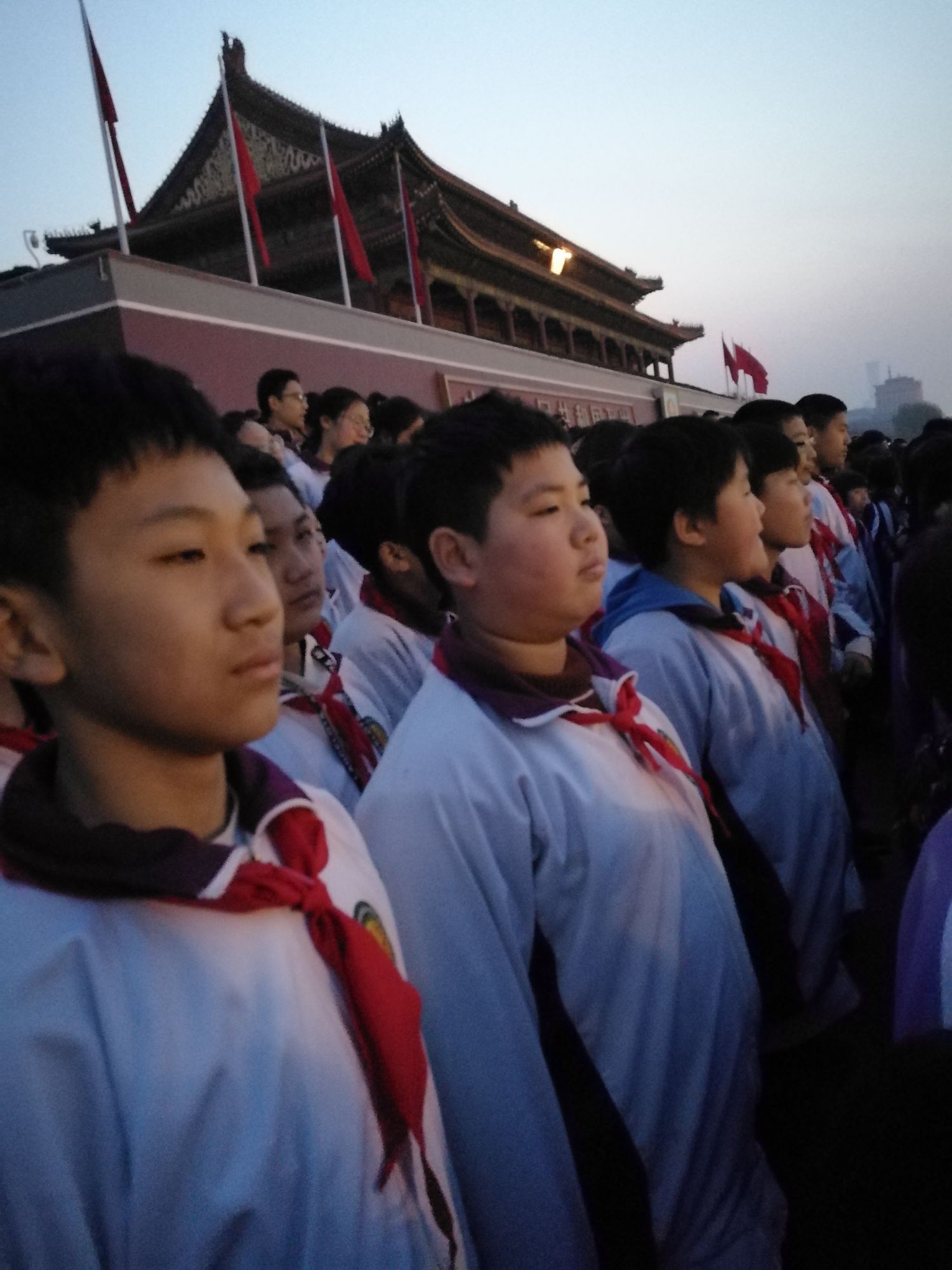 龙旺庄中学参加天安门升旗仪式