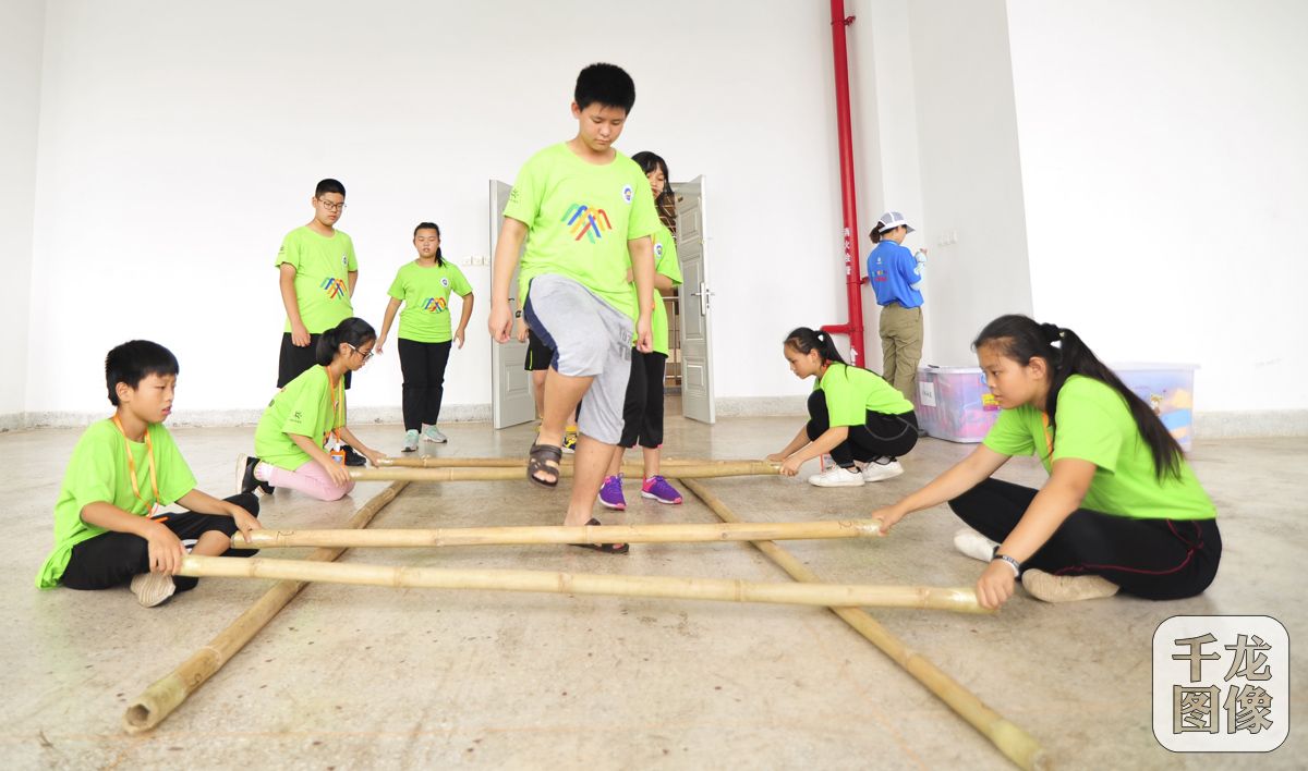 广西南宁站活动中，小营员们在进行竹竿舞的游戏