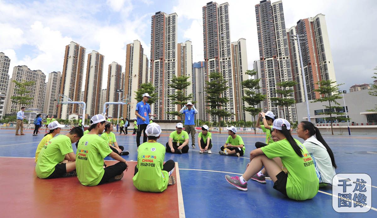 广西南宁站活动中，一个小组在进行团队活动