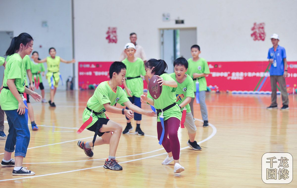 广西南宁站小营员体验美式橄榄球