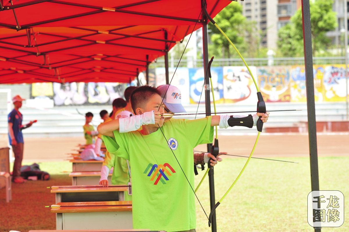 广西南宁站小营员学习射箭技术