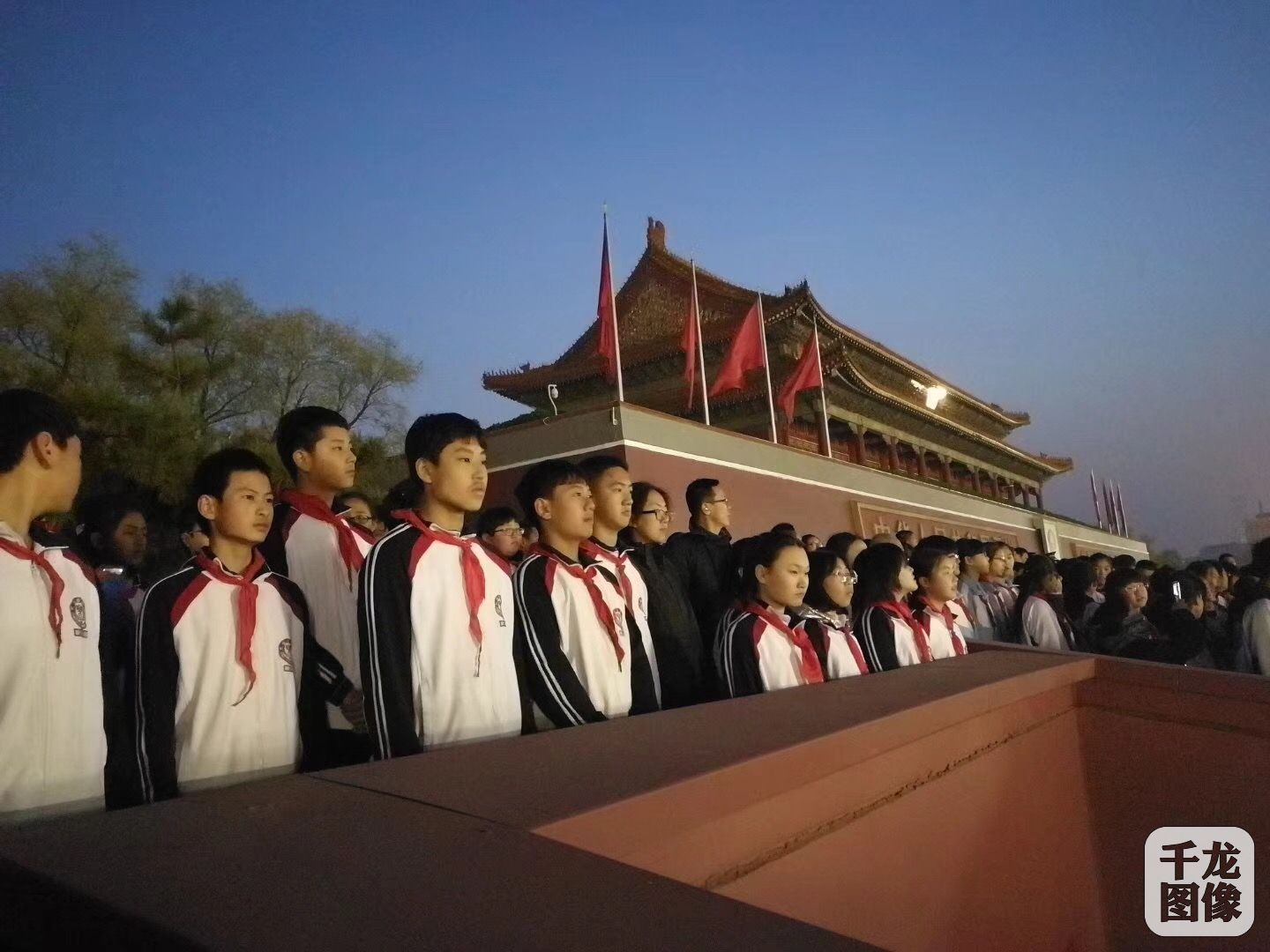 永中学生参加天安门升旗仪式