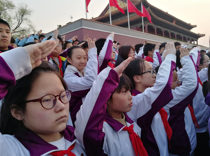 龙旺庄中学参加天安门升旗仪式