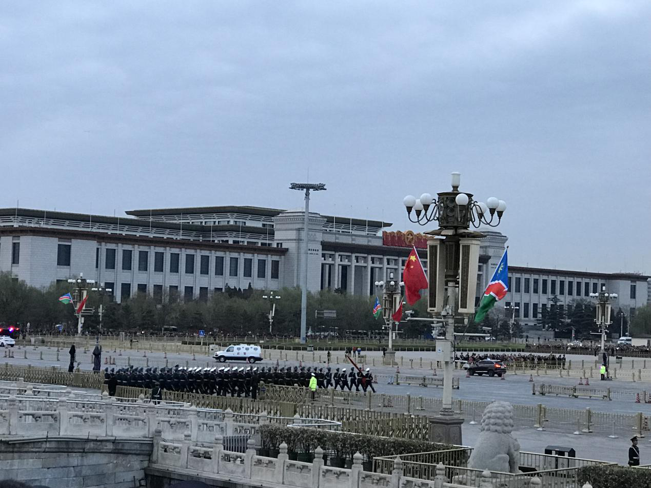 富力学子心怀崇敬 观升旗扬爱国情