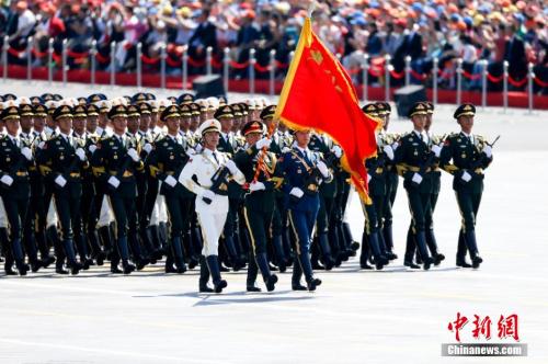 资料图。图为三军仪仗队方队接受检阅。<a target='_blank' href='http://www.chinanews.com/'>中新社</a>记者 杜洋 摄