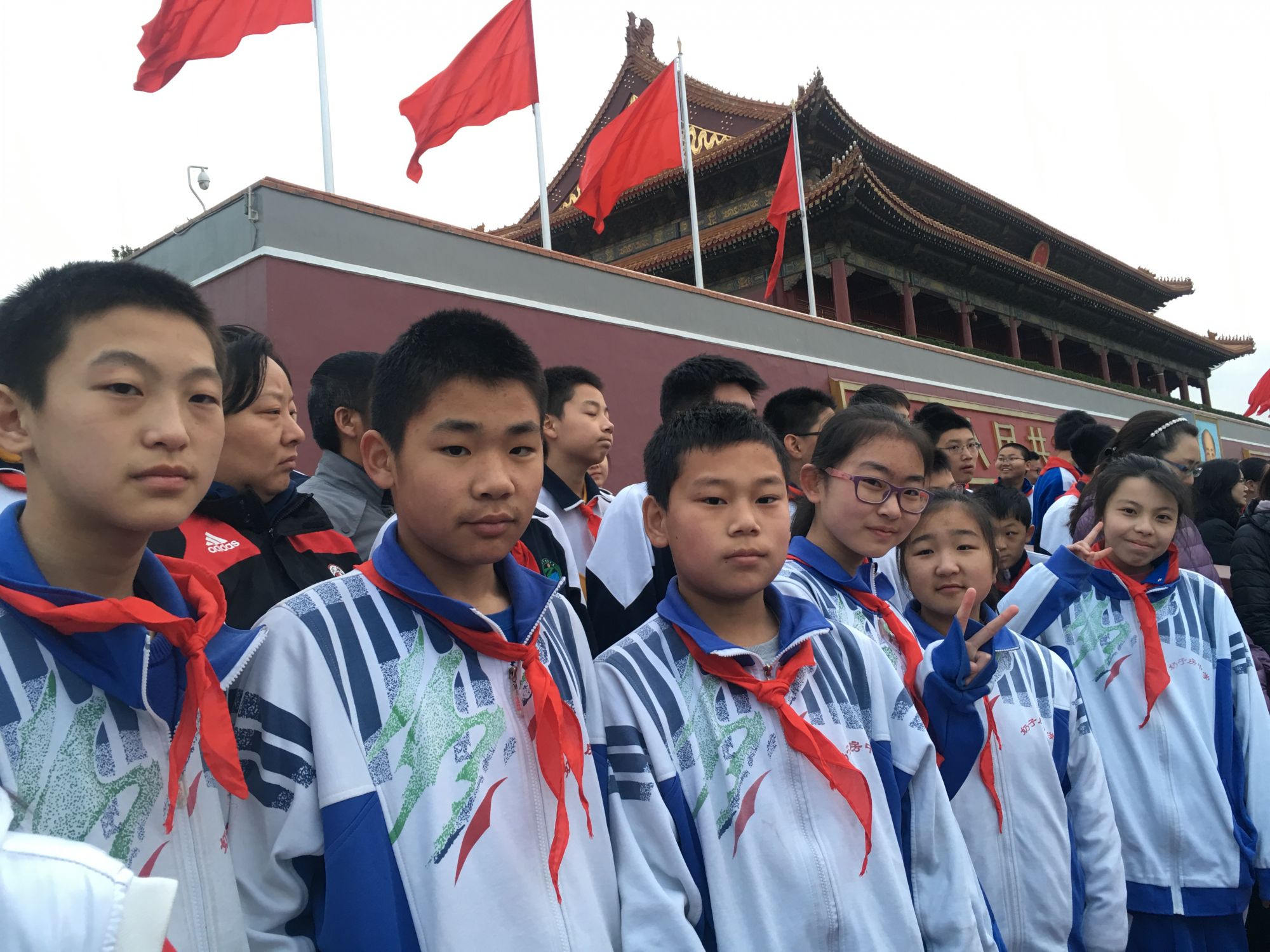 奶子房中学天安门观升旗
