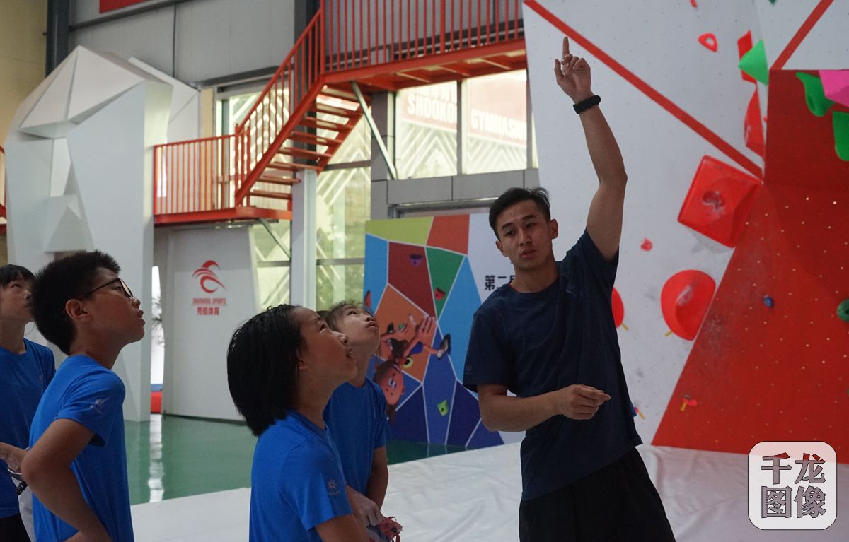 教练为学员讲解攀石路线