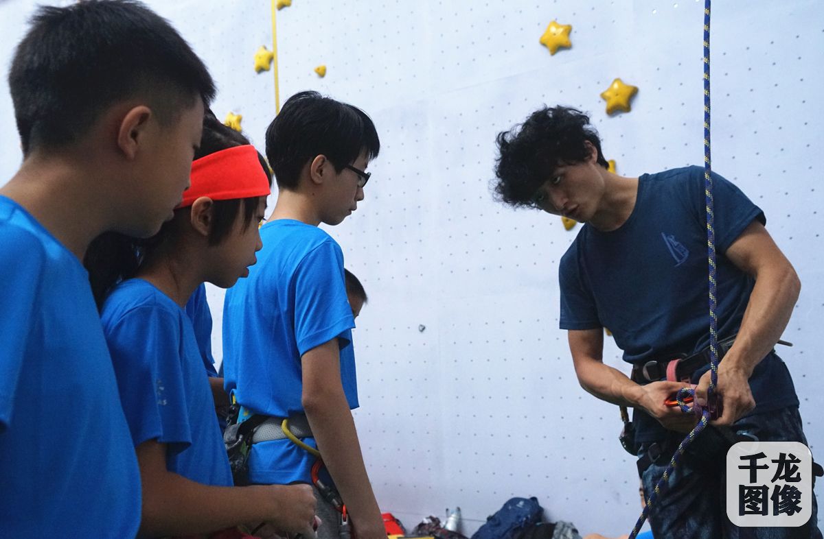 教练在教学员怎样为别人做保护