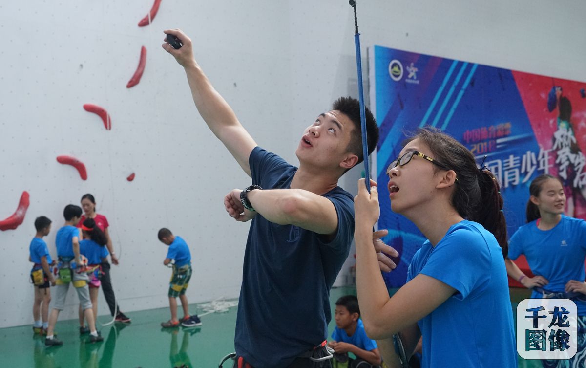 教练指导学员速度攀岩动作要领 (1)