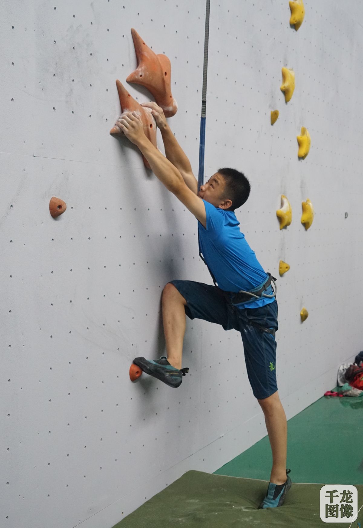 学员反复练习速度攀岩起步动作，体会动作要领