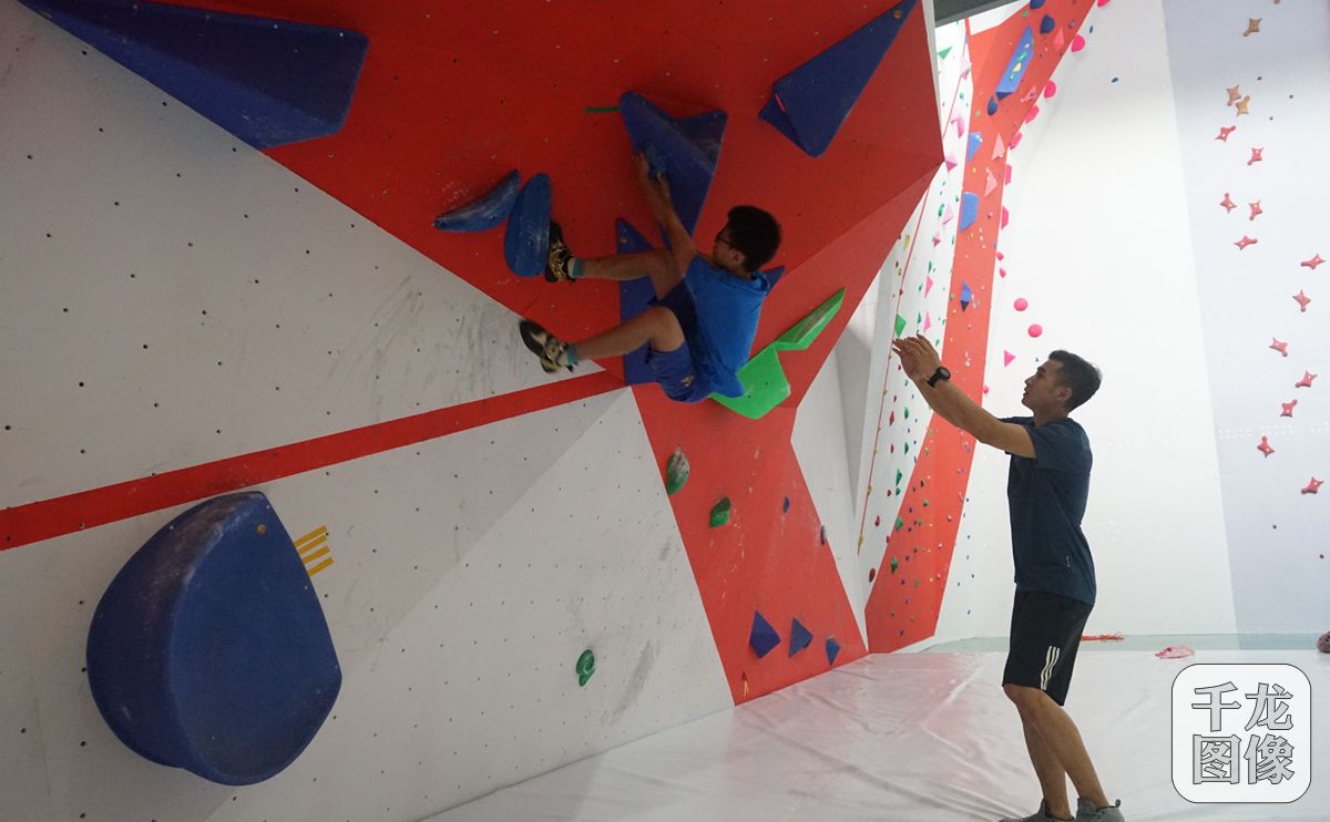 学员练习时，教练在下方做保护