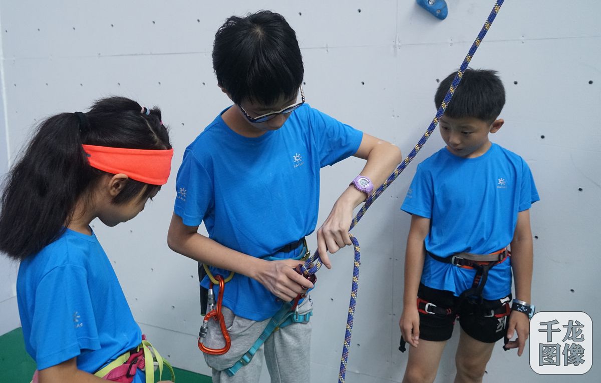 学员练习为他人做保护